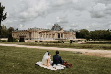 bride and groom having a picnic at the museum 